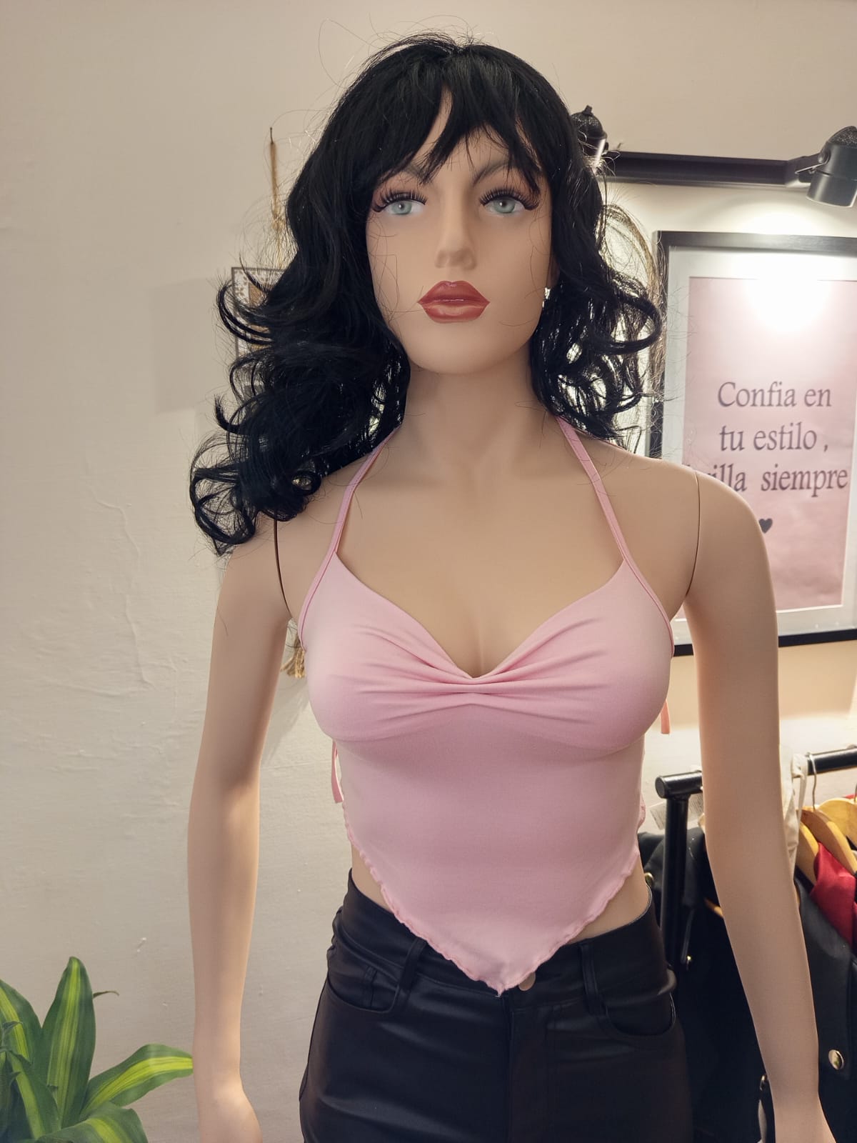 Top rosado diseño cruzado con escote
