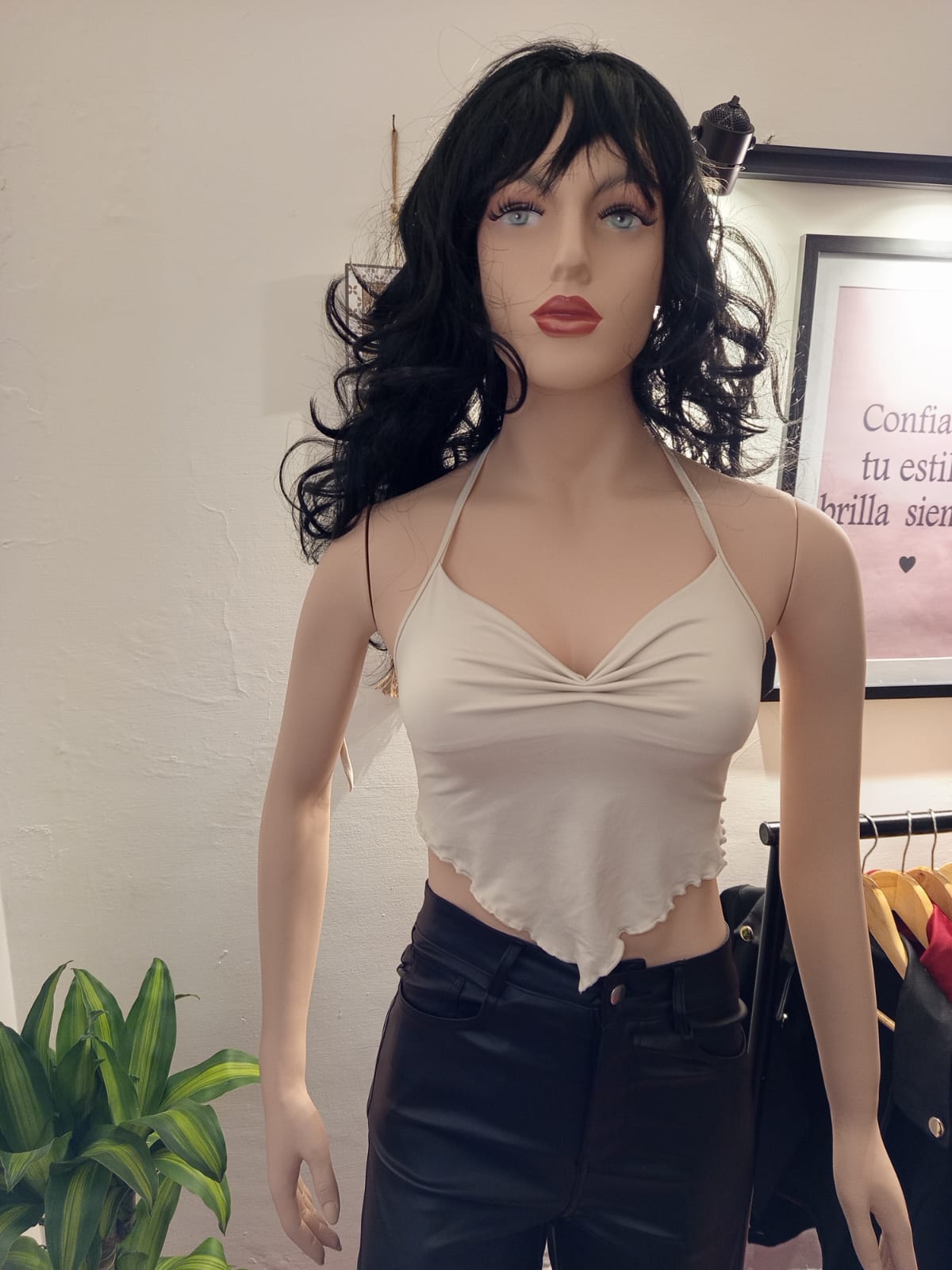 Top beige diseño cruzado con escote